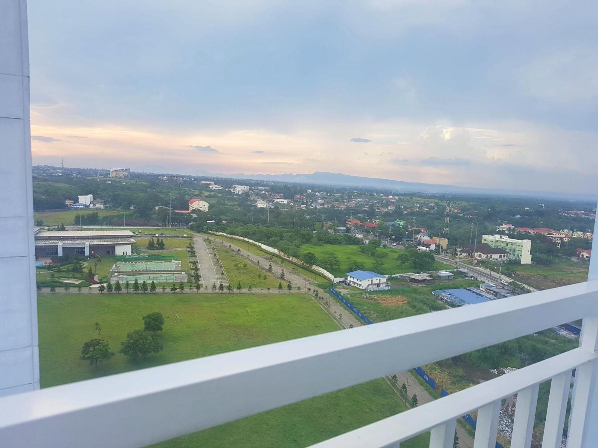 Blowing In The Wind - Lake View Apartments Tagaytay City Camera foto